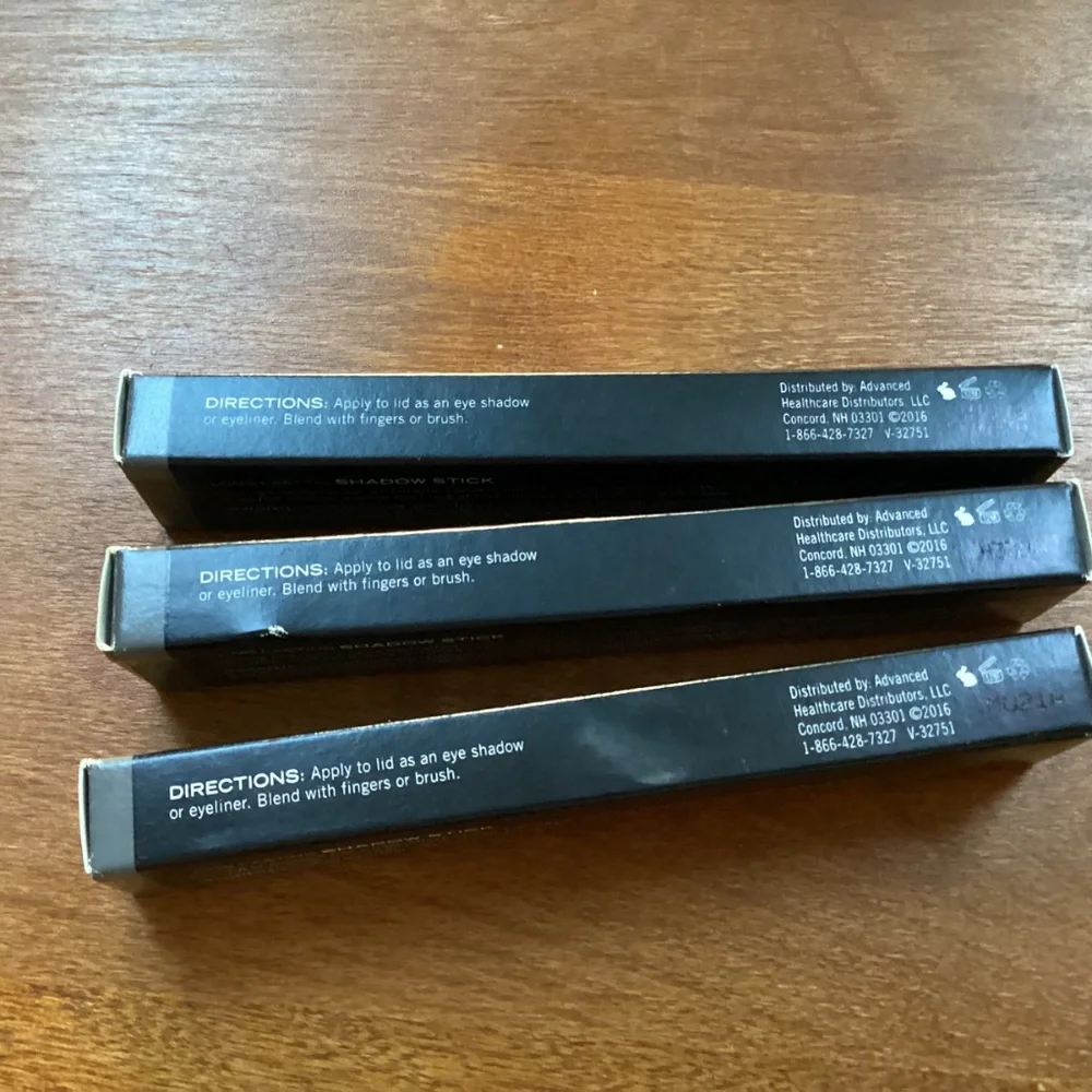 NUANCE SALMA HAYEK Long Lasting Shadow Stick with Chamomile, Sparkling Charcoal